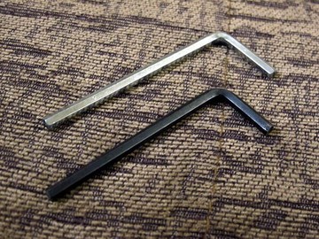 大搖座電吉他鬆緊上弦枕壓弦金屬蓋(調音時)/下弦枕壓弦鐵塊(換弦時)用六角板手【唐尼樂器】