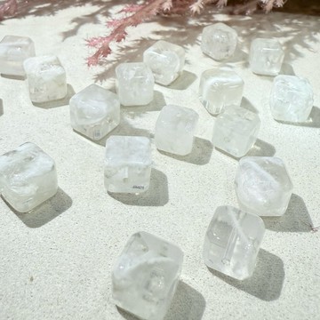 💕 𝓒. 𝓣 晶寶💕 雪花幽靈方糖 ❄️ 雪花幽靈 水晶 單珠 隨形 散珠 diy 設計 有孔洞