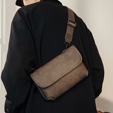 Bag House👜 【2.9萬人收藏】超火潮牌時尚小方包潮皮質格子單肩包街頭戶外郵差包手機包斜跨包 男生包包