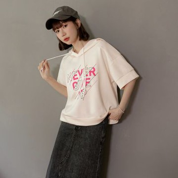 OB嚴選中大尺碼-輕柔空氣棉字母印花連帽短袖上衣《AB20338》