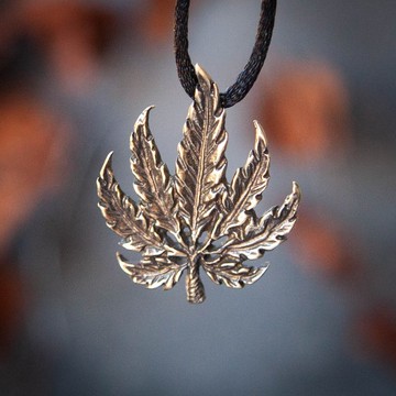 皮革繩上的葉形墜飾。大麻飾品手工項鍊。麻葉