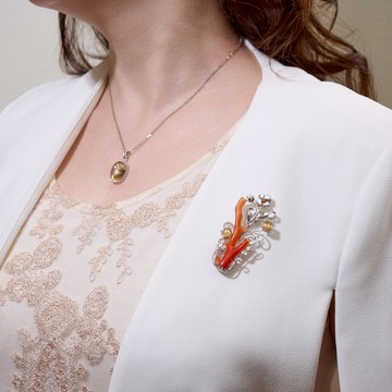 AKA｜阿卡赤紅珊瑚 已鑑定 附證書 天然頂級紅珊瑚胸針 鑲橘剛玉 金綠貓眼 鈦晶 櫻花堇青石 錳鋁榴石  附TULAB證書  S25AP02-001