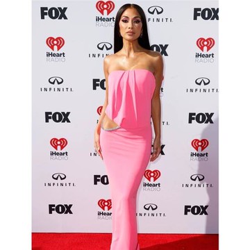 2024春夏新款玫紅色抹胸露腰鉆飾長款連衣裙模特走秀拍照宴會禮服