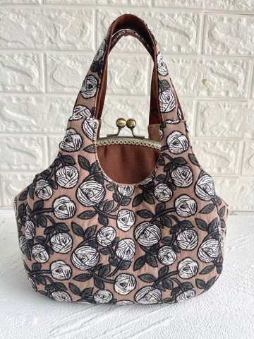 玫瑰刺繡限定款 奶茶色  - 背心口金手提包可斜背