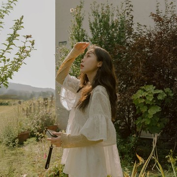 QUEENSHOP_F 女裝 短袖 光澤緹花兩面穿傘襬圓領上衣 兩色售 現+預 【01099145】