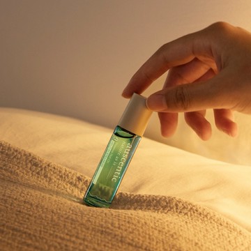 伴你放鬆 清理思緒雜訊✨緩緩沉入夜裡【綠藤生機】auscentic 呼吸精萃任選（入夢 θ / 覺醒 α）｜ 精油滾珠瓶 + 品牌束口袋