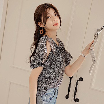 不易皺浪漫荷葉挖洞泡泡袖綁帶上衣-OB大尺碼