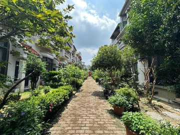 屋主有心賣~大里可雙車五房透天社區管理免追垃圾車｜台中市大里區華城街