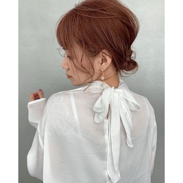 （多款 選3件1212元） 05 飄出來的溫柔 日本fifth 後綁帶 透膚  滑布 緞面上衣 黑、白 ¥3,898