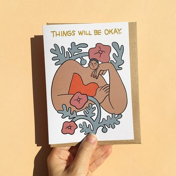 鼓勵人心的簡約風明信片，描繪女性與花朵，傳遞「Things Will Be Okay」的訊息。