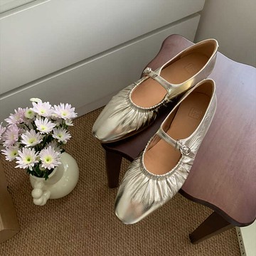 銀色芭蕾鞋女平底真皮法式一字帶褶皺氣質淺口軟底娃娃鞋圓頭奶奶鞋【木屋雜貨】