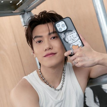 CHRISCHIU MOMO醬愉悅步伐極光霧透MagSafe iPhone手機殼