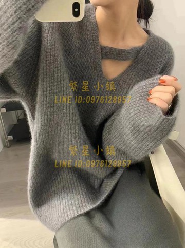 灰色v領鏤空套頭針織毛衣女秋冬冬季加厚設計感小眾高級感慵懶風【繁星小鎮】