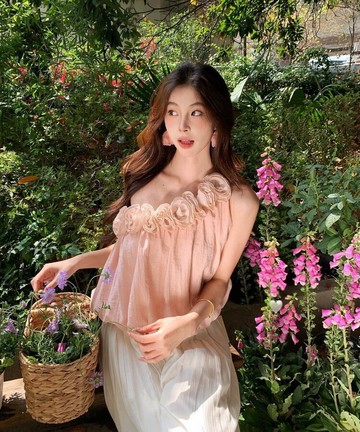 VIVILIAN立體花花收腰韓國女神短版玫瑰花苞上衣