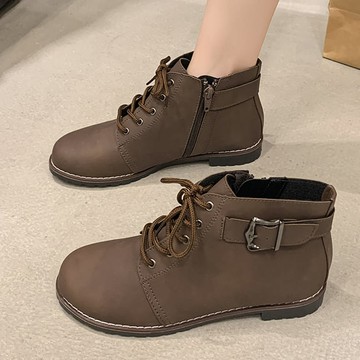 【現貨出清】靴子．MIT經典繫帶釦環側拉鍊平底短靴．白鳥麗子