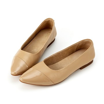 柔軟全真皮漆皮拼接尖頭平底鞋 卡其色