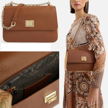 【Alviero Martini 義大利地圖包】輕奢典雅 翻蓋金釦鍊帶側背包25cm-咖啡x地圖黃