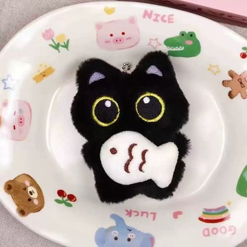 🎀免運臺灣有貨🎀可愛呆萌小魚大眼黑貓掛件毛絨玩偶情侶創意公仔小黑貓鑰匙扣掛飾🎀可開票