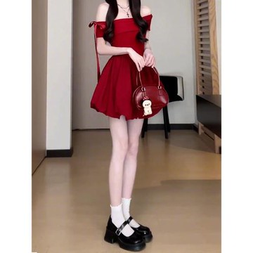 法式一字肩露肩黑色連衣裙女夏季2026新款赫本風絕美蓬蓬花苞短裙