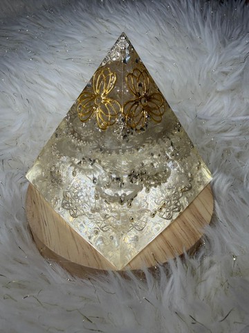 7.6x7.6x8.5cm(桌邊守護款)純淨之能-安哥拉白水晶奧剛能量金字塔