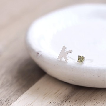 K) 可選生日石和首字母耳针925銀