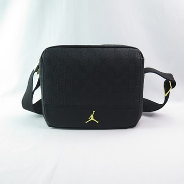 JORDAN 斜背包 JD2543108AD001 斜挎包 隨身包 黑/金【iSport愛運動】