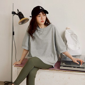 OB嚴選 寬版不規則下襬落肩短袖上衣 《AB20031》