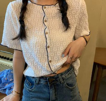 復古木耳邊洋氣短袖白襯衫女夏季設計感小眾修身襯衣薄款上。