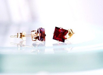 石榴石方形耳針14KGF（帶珍珠扣）