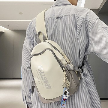 限時特賣中🎈胸包男運動風斜挎包休閒日係輕便撞色大容量學生背包女單肩包潮牌 單肩運動騎行手機鑰匙收納包 防水耐磨斜跨胸包