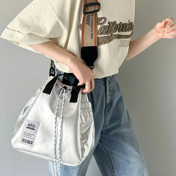 日本 Classical Elf - Java 時尚抽繩品牌肩帶輕巧側背包-霧銀