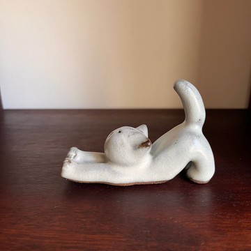 鬆鬆伸懶腰 / 白貓 / 陶偶