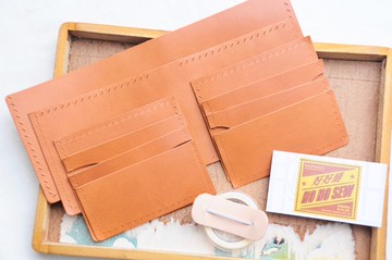 【6咭位短夾】好好縫 皮革材料包 免費刻字 手工包 情侶銀包 皮夾 短銀包 短財 簡約實用 意大利皮 植鞣革 皮革DIY 伴侶 纖薄 真皮 原色啡黑深藍綠橙紅灰等 超過五十皮色選擇