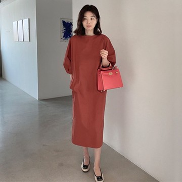 MOCO簡約純色圓領七分袖寬袖側開叉口袋棉麻寬鬆過膝洋裝M~2XL