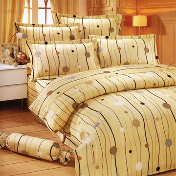 艾莉絲-貝倫 跳動的音符-雙人加大四件式(100%純棉)鋪棉涼被床包組(米黃色)