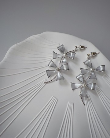 迷潛銀暈 小小蝴蝶結樹脂耳環