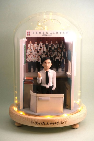 榮休記念小禮品,內有LED燈效,可客製名字.Extra size 20X23cm