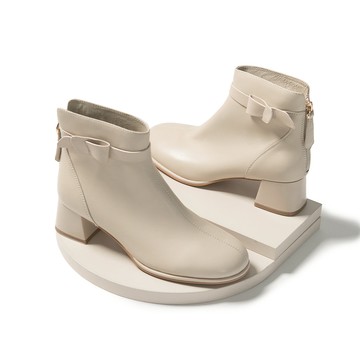 芯太軟 氣質立體單結粗跟短靴 象牙 (8L2951)