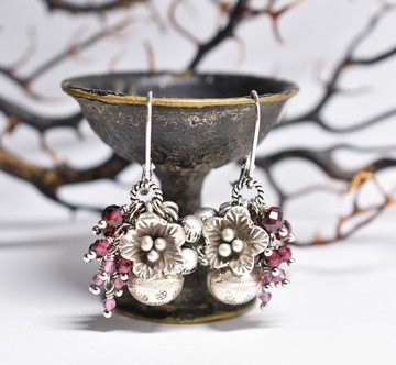鈴蘭與花朵喀倫銀、飽滿石榴石、印度銀鈴鐺耳環