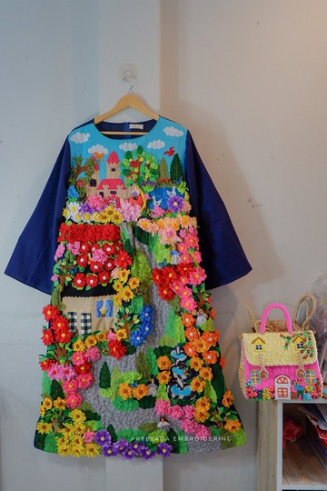 手工刺繡洋裝，精美公主風花卉圖案，秘魯刺繡，可依尺寸訂製。