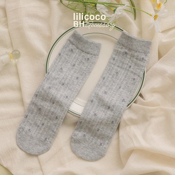 BYHUE lilicoco 純慾甜美滿版小花造型中筒襪－中灰