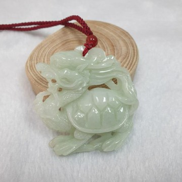 逸品軒～天然緬甸玉A貨-Z6456-淡綠龍龜墜子長50.9mm寬49.6mm厚11.8mm