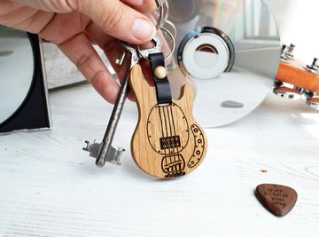 貝斯吉他造型鑰匙圈附磁吸吉他撥片座，客製化木質撥片收納