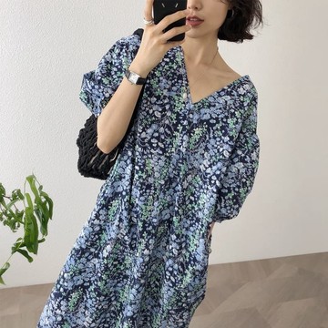 V領碎花泡泡袖洋裝