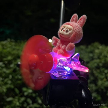 大促優惠囉😊髮光小飛機髮電旋轉電動車摩託風能風力車載裝飾拉布布可愛擺件