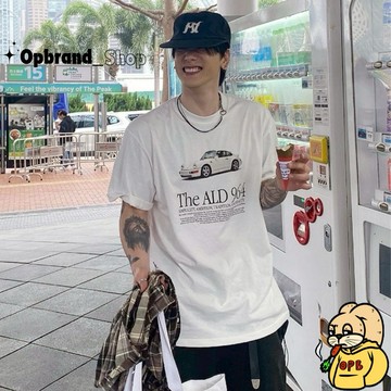 【OPB】復古跑車 印花短T 街頭感 潮流穿搭 短袖 休閒上衣 短踢  寬鬆落肩 細絨布 男女 情侶