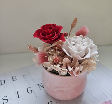紅色淺灰永生小桌花 柔和高雅 永生玫瑰花禮 乾燥花