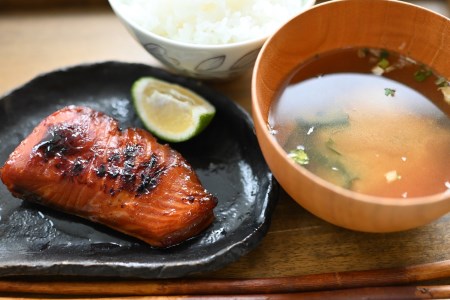 あごだし仕立てサーモンみりん　(株)アキラ・トータルプランニング