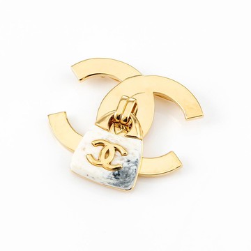 【春・臻愛↘89折UP-滿8萬送雅詩蘭黛懸掛式旅行包】CHANEL香奈兒雙C胸針(純金色大雙C掛墜大理石紋白色小包包造型) (輕微磨損)