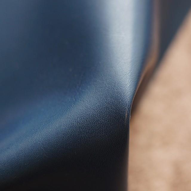 日本製 合皮 シート 生地 ヌメ革　紺色（ネイビーブルー）